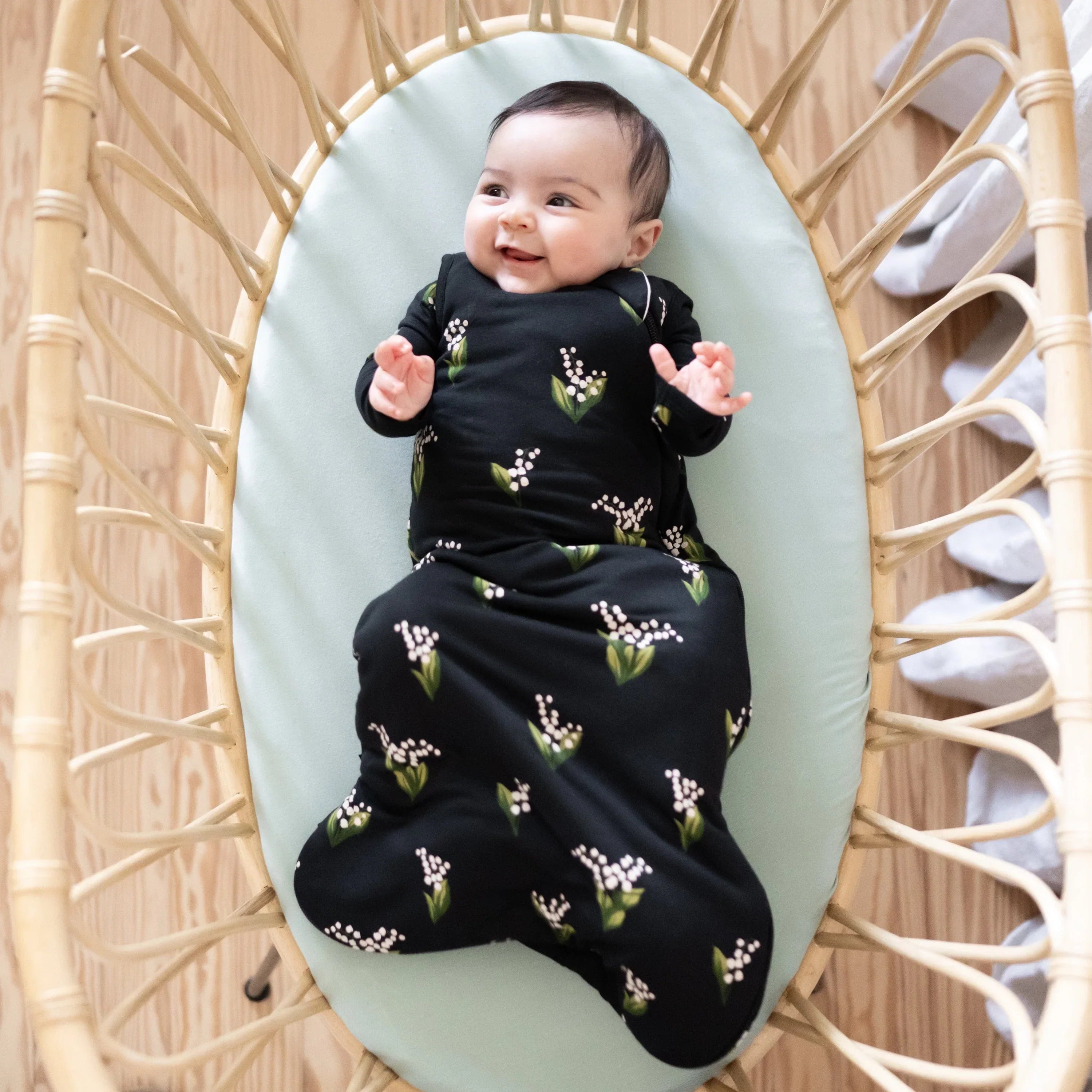Oval Bassinet Sheet in Sage Secondary image