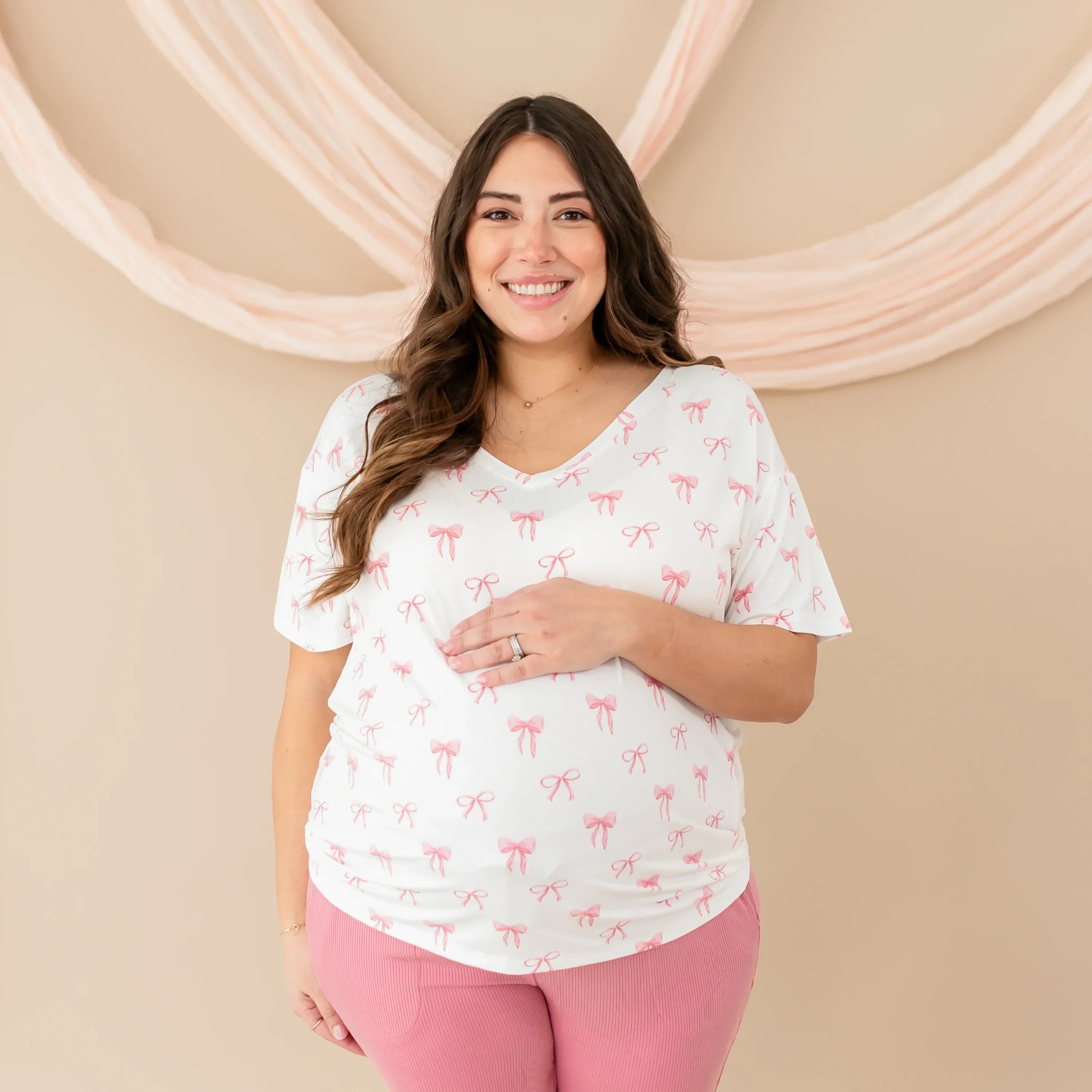 Women’s Relaxed Fit V-Neck in Bow Secondary image