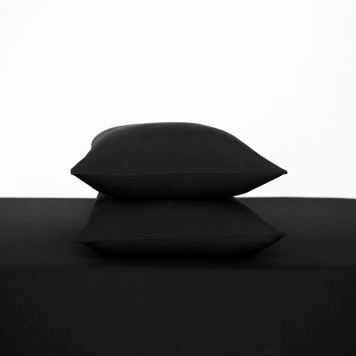 Fitted Sheet with Pillowcases in Midnight Main image