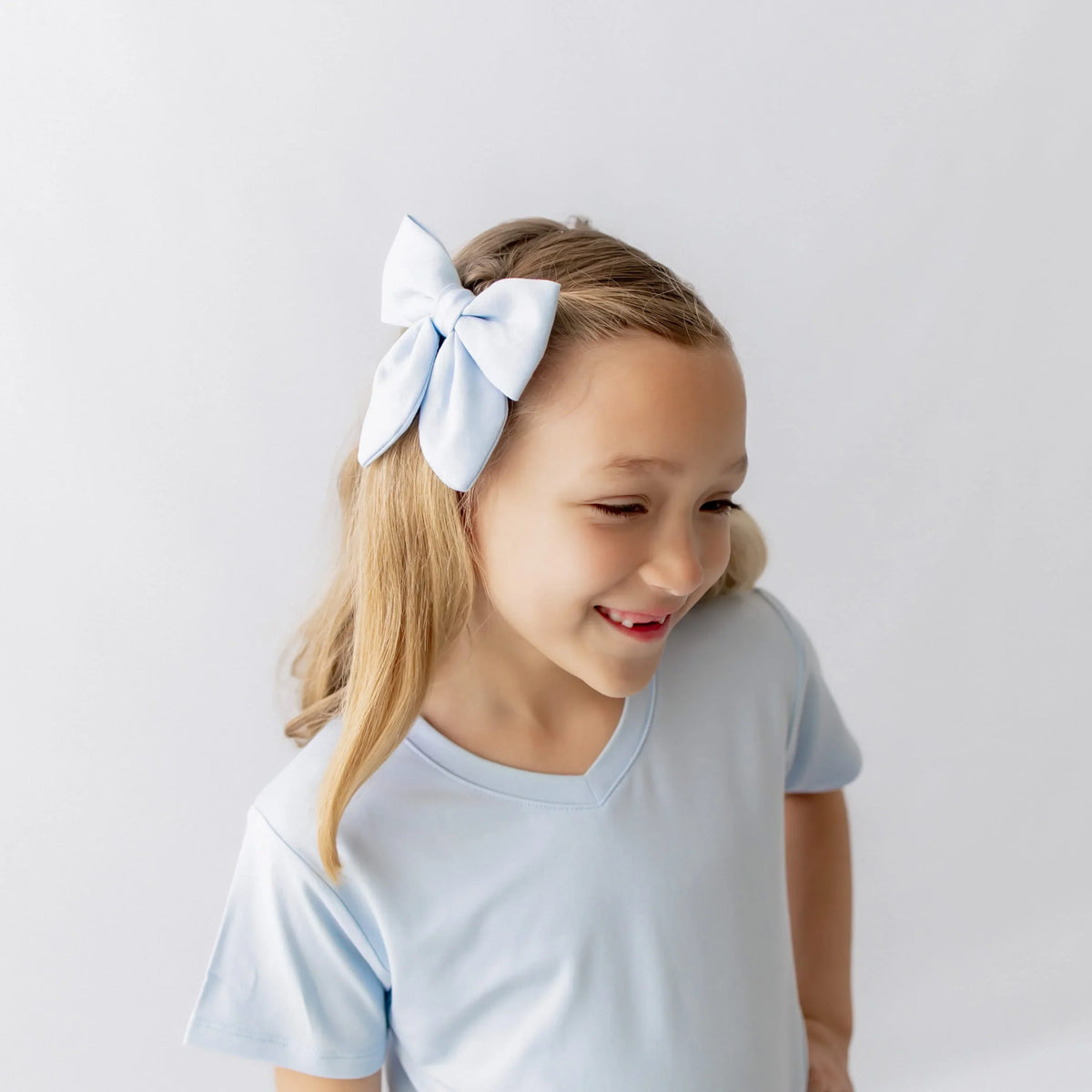 Medium Alligator Clip Bow in Breeze Main image